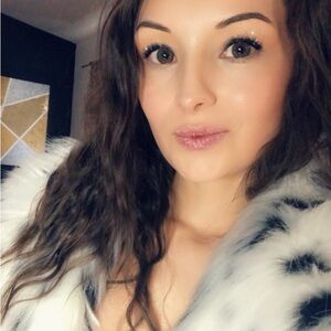 Meet your Posher, Bee